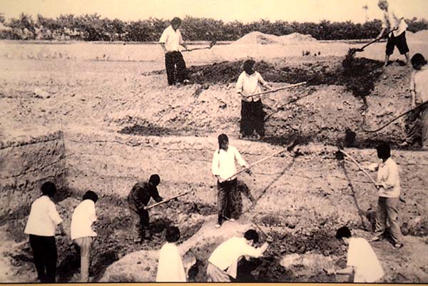1974年,发掘现场。.jpg