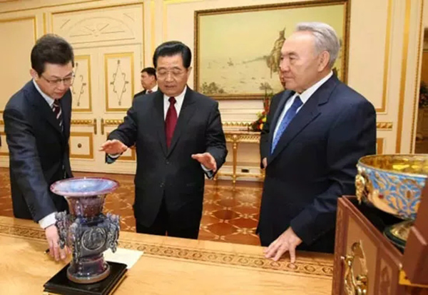 2009年12月12号向哈萨克斯坦总统卡扎尔耶夫赠送国礼钧瓷《如意樽》.jpg